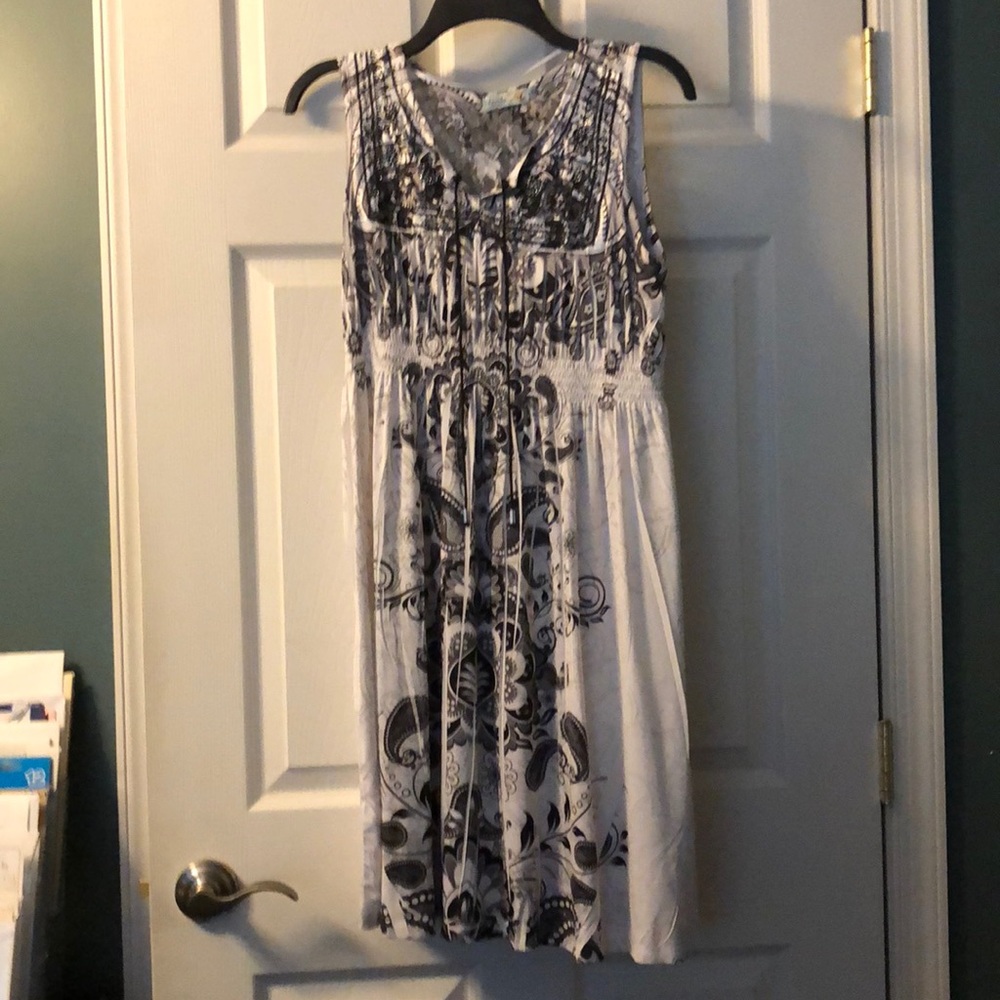 Black/White Sleeveless 👗